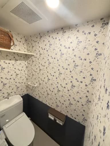 ２種類の壁紙を上下に配置し理想のトイレになった！