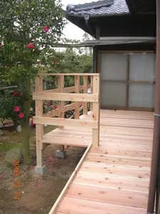 広々としたウッドデッキ