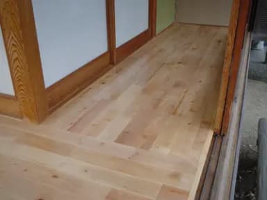 木のぬくもりを感じる廊下に