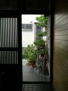 玄関網戸の取り付けで風通し良く