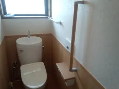 木目の腰壁がキレイな落ちついたトイレ