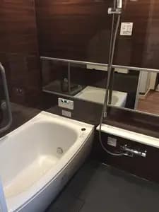 水はけが良く衝撃を吸収する床材で快適なバスタイムを