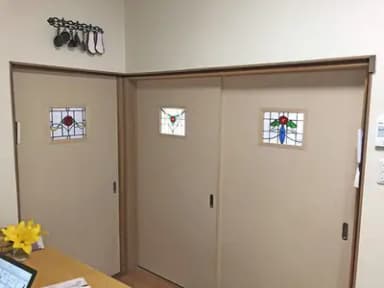 トイレのクロス張り替えとステンドグラス