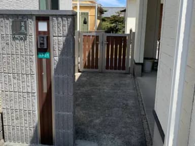 犬に配慮して敷地対策として隣接フェンスを設置