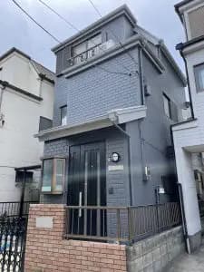 水色から落ち着いたグレーの外観に塗装