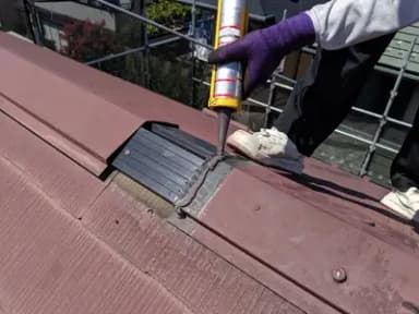 屋根の棟下地は腐ります。