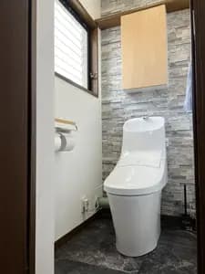 収納たっぷりの洗面台・雰囲気をチェンジしたトイレ