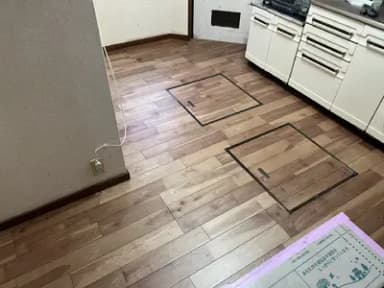 年数の経っている木造住宅の床補修とフローリングの上張り工事