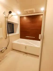 寒いタイル貼りのお風呂を温かい癒しの空間に