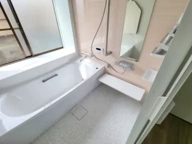 ゆったり足が伸ばせる暖かい浴室・H邸