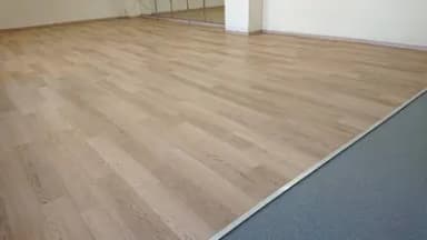 古いフローリングの会議室