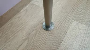 古いフローリングの会議室