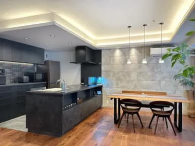 シックなグレーと木の温もりが織りなす上質空間