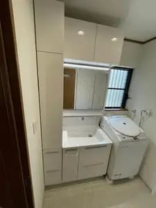 光沢のある仕上げ材で明るく清潔な洗面室