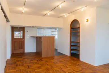 広さを味わう、素材感あふれる上質空間