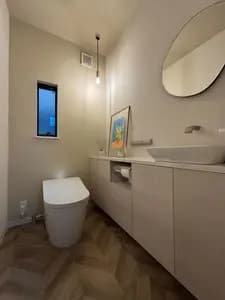 タンク無しですっきりと見せる スタイリッシュなトイレ空間