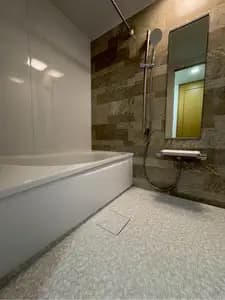 落ち着いたアクセントパネルのユニットバス