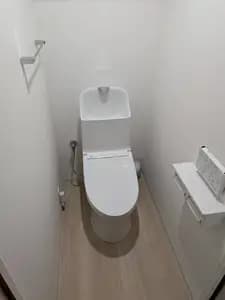 シンプルから現代的に生まれ変わったトイレ