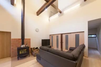 薪ストーブの温かな空気を部屋全体で味わうことのできる空間