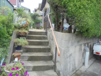 急勾配な外階段に手すりを設けました