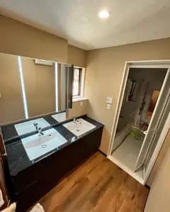 2人並んでも余裕がある高級感あふれる洗面ルーム