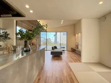 スタイリッシュな外観と素材のコントラストを活かしたインテリア