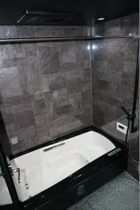 黒で高級感のあるユニットバスになりました