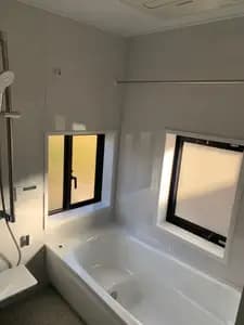 窓が多いユニットバスはしっかりと保温性をアップさせて