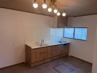 木目の扉で白い天板は明るいキッチン空間を演出します