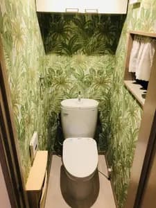 緑な壁紙を使ってイメージを一新したトイレ空間