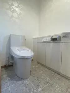 内装も一新。上品なアクセントクロスが映えるトイレリフォーム