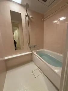 ピンクの壁で温かみのある雰囲気に 水回りリフォーム