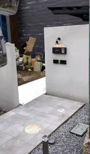 モダンな門壁とタイル施工のエクステリア事例