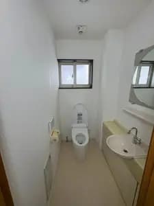 清潔感のある白を基調としたトイレ改修