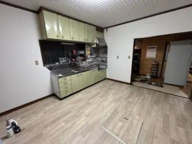 キッチンの床を木目調に張り替え明るい空間へ