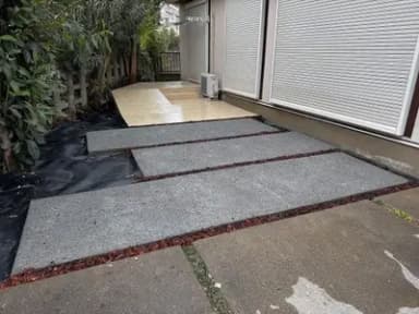 洗い出し駐車スペースと清潔感あるタイルテラス