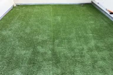 バルコニーに人工芝を敷設し快適な空間へ