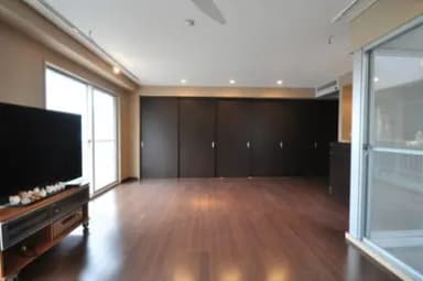 緑に溶け込むブラウンでデザイン